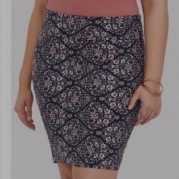 Torrid Feminine Casual Navy Floral Fold Over Skirt NWT Size 2X - Picture 1 of 6